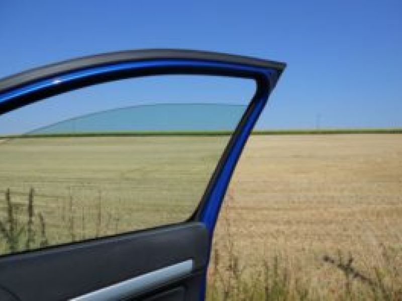 Sosta col finestrino abbassato: l’auto è a rischio multa